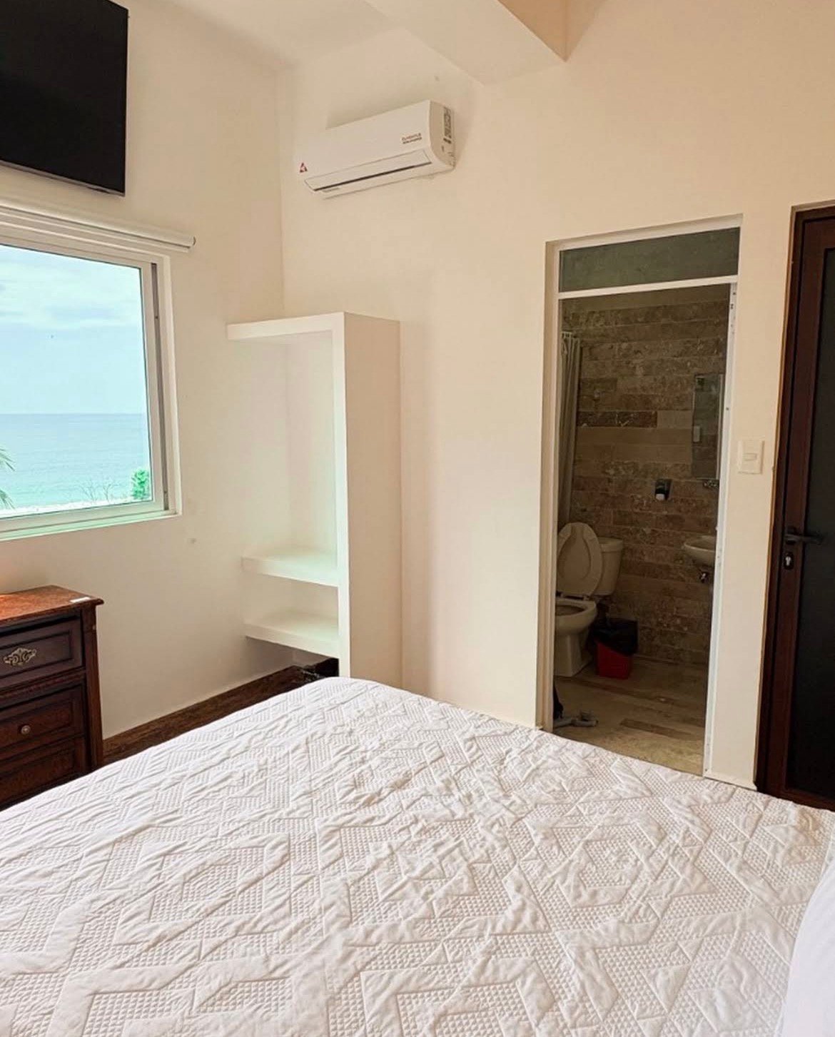 Habitación con ventana hacia el mar